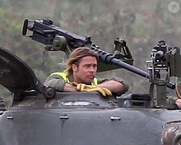 Exclusif - Brad Pitt apprend à conduire un tank sur le tournage de "Fury" au Royaume-Uni le 3 septembre 2013