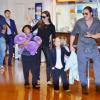 Brad Pitt et Angelina Jolie arrivent à l'aéroport de Tokyo avec 3 de leurs enfants (Pax Thien, Vivienne Marcheline et Knox Léon) Tokyo, le 27 juillet 2013