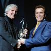 James Cameron reçoit Lucky Brand Modern Master Award des mains d'Arnold Schwarzenegger à Santa Barbara, le 6 février 2010.