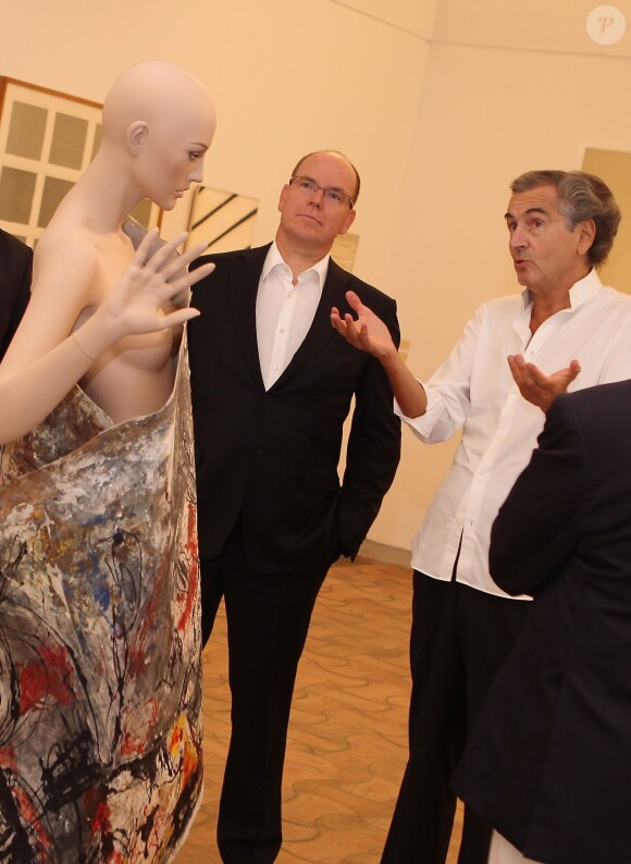 Le prince Albert a suivi les explications de Bernard-Henri Lévy, commissaire de l'exposition "Les Aventures de la vérité", organisée au sein de la Fondation Maeght à Saint-Paul-de-Vence. Le 16 septembre 2013.