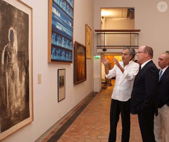 Bernard Henri-Lévy a guidé le prince Albert à travers son exposition, "Les Aventures de la vérité" organisée au sein de la Fondation Maeght à Saint-Paul-de-Vence. Le 16 septembre 2013.