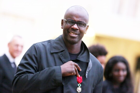 Lilian Thuram a été élevé au grade d'Officier de la Légion d'honneur par le président de la république Francois Hollande au palais de l'Elysée à Paris, le 17 septembre 2013.