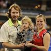 Kim Clijsters victorieuse le 13 septembre 2009 à l'US Open, avec son mari Brian Lynch et leur fille Jada.