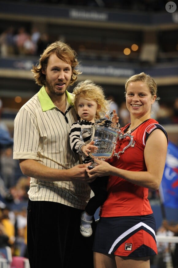 Kim Clijsters triomphante le 13 septembre 2009 à l'US Open, avec son mari Brian Lynch et leur fille Jada.