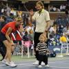 Kim Clijsters fête sa victoire le 13 septembre 2009 à l'US Open, avec son mari Brian Lynch et leur fille Jada.