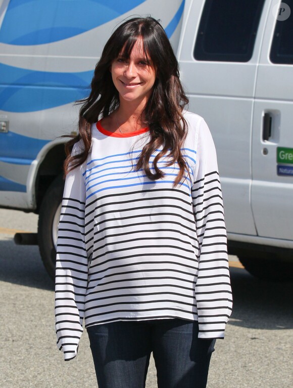 L'actrice Jennifer Love Hewitt enceinte se rend chez le coiffeur à Beverly Hills, le 17 septembre 2013.