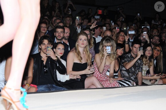 Maggio Giuseppe, Leigh Lezark, Geordon Nicol, Ireland Baldwin, Suki Waterhouse, Anna Dello Russo au défilé "Dsquared" lors de la fashion week de Milan, le 18 septembre 2013.