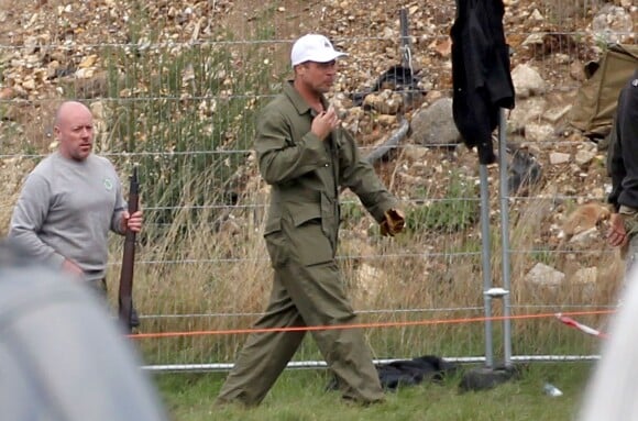 Exclusif - Brad Pitt sur le tournage de "Fury" en Grande-Bretagne le 10 septembre 2013.
