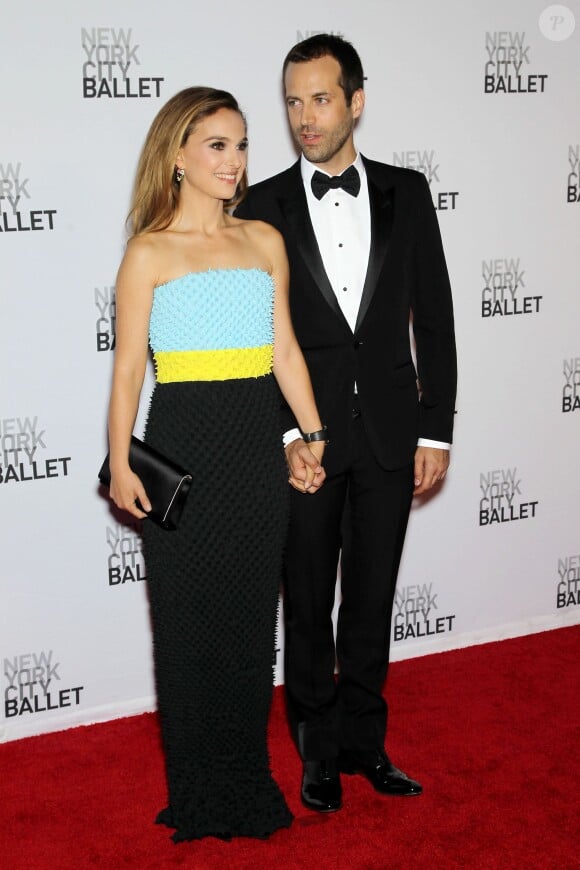 Natalie Portman et son mari Benjamin Millepied main dans la main lors de la soirée New York City Ballet Fall Gala à New York le 19 septembre 2013.