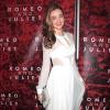 Miranda Kerr prend la pose à Broadway pour la première de Romeo and Juliet le 19/09/13 afin de supporter son mari Orlando Bloom