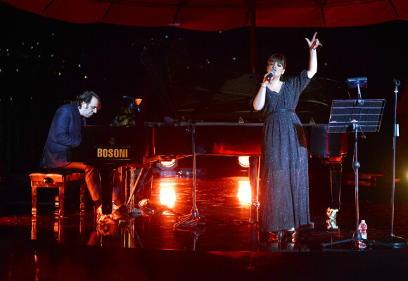 Lily Allen a fait le show au côté du pianiste génial Chilly Gonzalez, lors de la soirée anniversaire des 150 ans de Martini au lac de Côme en Italie, le 19 septembre 2013.