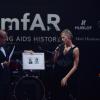 Karolina Kurkova a animé la vente aux enchères à la soirée de l'amfAR à Milan, le 21 septembre 2013.