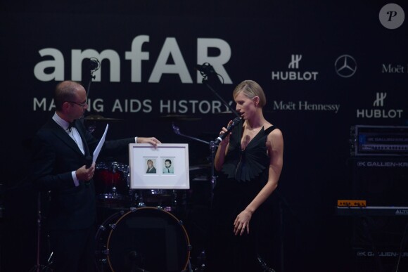 Karolina Kurkova a animé la vente aux enchères à la soirée de l'amfAR à Milan, le 21 septembre 2013.