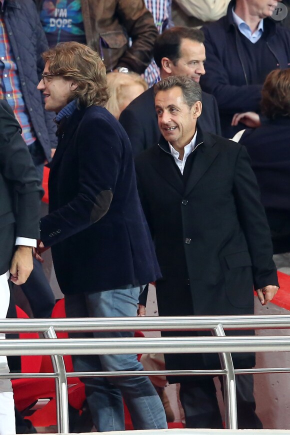 Nicolas Sarkozy et son fils Jean Sarkozy lors de PSG - Monaco au Parc des Princes le 22 septembre 2013.