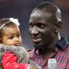 Mamadou Sakho et sa fille Aida lors de PSG - Monaco au Parc des Princes le 22 septembre 2013.