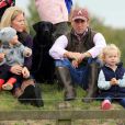 Peter Phillips et sa femme Autumn avec leurs filles Savannah, 2 ans et demi, et Isla, 1 an, lors d'un concours équestre à Gatcombe Park le 21 septembre 2013.