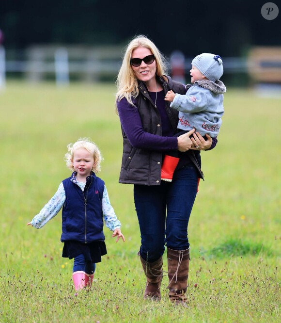 Autumn Phillips avec ses filles Savannah, 2 ans et demi, et Isla, 1 an, lors d'un concours équestre à Gatcombe Park le 21 septembre 2013.