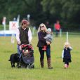 Peter Phillips et sa femme Autumn avec leurs filles Savannah, 2 ans et demi, et Isla, 1 an, lors d'un concours équestre à Gatcombe Park le 21 septembre 2013.