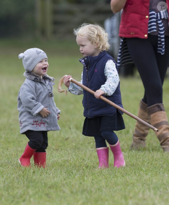 Peter Phillips, sa femme Autumn, sa mère la princesse Anne et ses fillettes Savannah et Isla assistaient le 21 septembre 2013 à un concours équestre à Gatcombe.