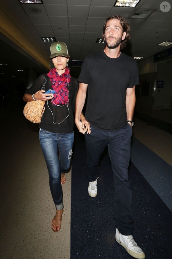 Jordana Brewster et son mari Andrew Form, à l'aéroport de Los Angeles, le 15 août 2013.