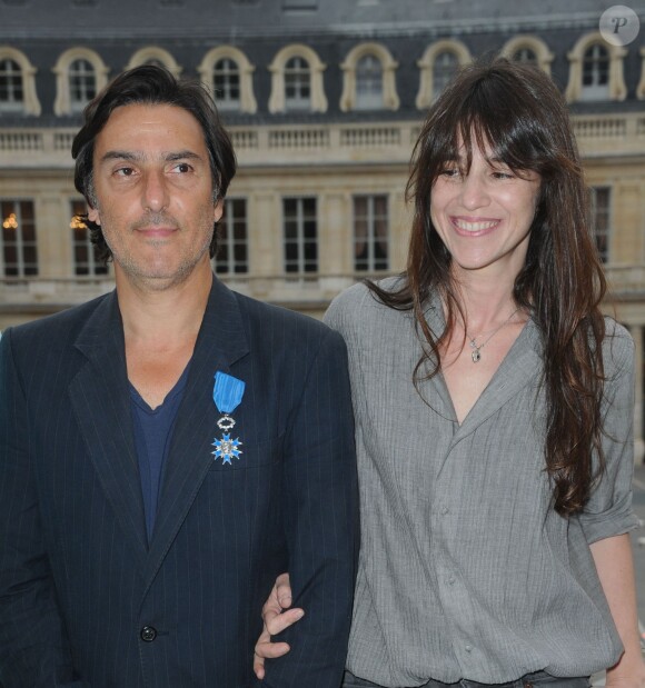 Yvan Attal, recevant les insignes de Chevalier de l'ordre national du Mérite, posant avec sa compagne Charlotte Gainsbourg au ministère de la culture à Paris le 19 juin 2013