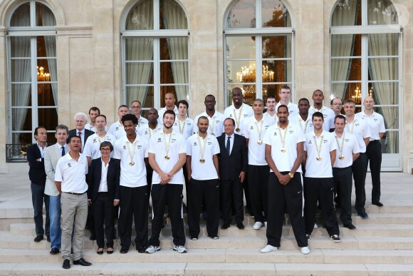 Lionel Jospin, Valerie Fourneyron (Ministre des Sports), Mickael Gelabale, Tony Parker, François Hollande, Boris Diaw et l'équipe de France de basket au palais de l'Élysée le 23 septembre 2013