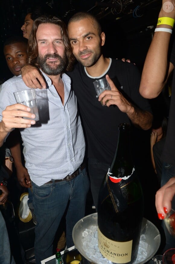 Exclusif - Tony Parker et Frédéric Beigbeder au Queen à Paris le 23 septembre 2013.