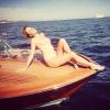 Alessandra Ambrosio prend la pose sur un beau bateau au large de Saint Tropez