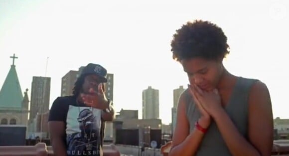 Ayo dans son nouveau clip, "Fire" featuring Youssoupha, dévoilé le 9 septembre 2013.