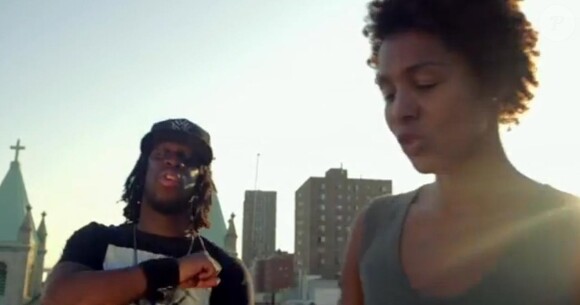 Ayo dans son nouveau clip "Fire", en duo avec le rappeur Youssoupha, dévoilé le 9 septembre 2013.