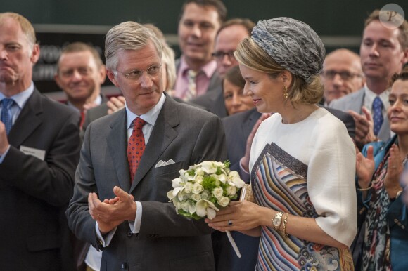 Le roi Philippe et la reine Mathilde de Belgique soudés à Hasselt le 24 septembre 2013 dans le cadre de leur tournée inaugurale ''Joyeuses entrées''