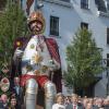Photo souvenir avec le géant emblématique de la ville. Le roi Philippe et la reine Mathilde de Belgique à Hasselt le 24 septembre 2013 dans le cadre de leur tournée inaugurale ''Joyeuses entrées''
