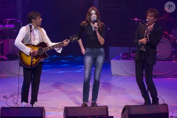 Laurent Voulzy, Carla Bruni et Alain Souchon au Gala de l'IFRAD au Cirque D'Hiver, à Paris, le 25 septembre 2013.
