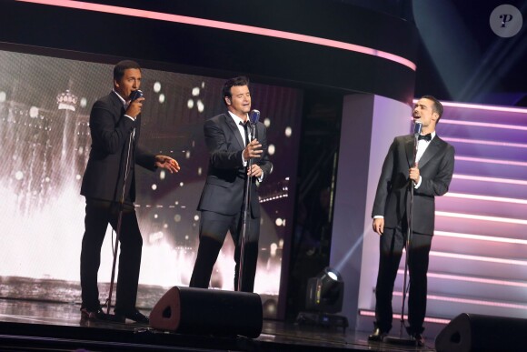 Exclusif - Dany Brillant, Roch Voisine et Damien Sargue chantent "La belle Vie", de Scha Distel sur le plateau de l'émission "Hier encore", présentée par Charles Aznavour et Virginie Guilhaume, à l'Olympia, le 6 septembre 2013.