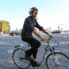 Hugh Jackman en balade à vélo à Paris le 24 septembre 2013
