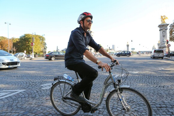 Hugh Jackman en balade à vélo à Paris le 24 septembre 2013
