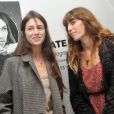 Lou Doillon et Charlotte Gainsbourg lors de l'inauguration de la Galerie Cinéma d'Anne-Dominique Toussaint et le vernissage de l'exposition "Point of View" de Kate Barry à Paris le 26 septembre 2013