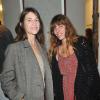 Lou Doillon et Charlotte Gainsbourg lors de l'inauguration de la Galerie Cinéma d'Anne-Dominique Toussaint et le vernissage de l'exposition "Point of View" de Kate Barry à Paris le 26 septembre 2013