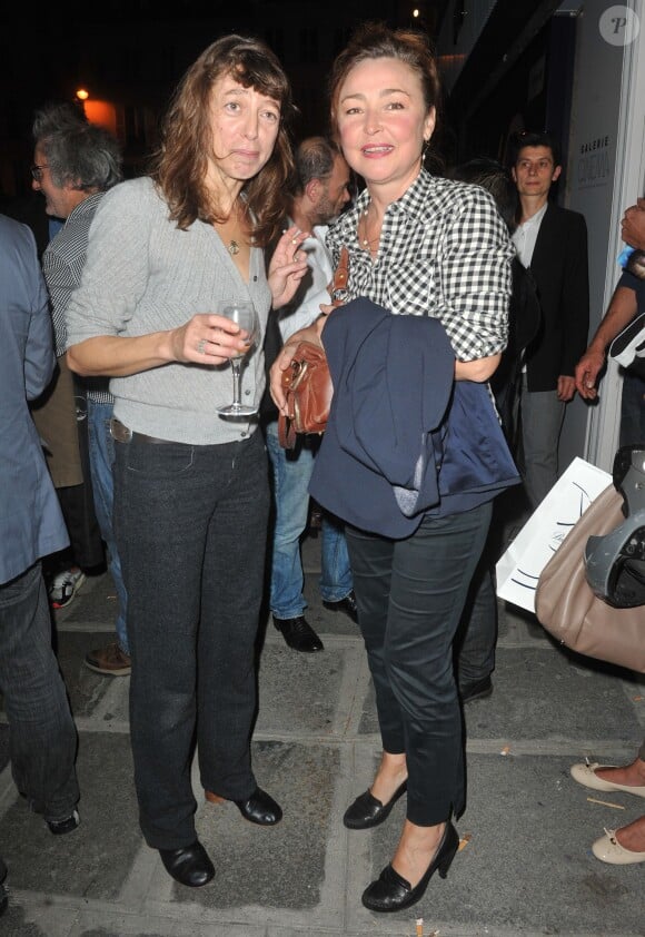 Catherine Frot et Kate Barry lors de l'inauguration de la Galerie Cinéma d'Anne-Dominique Toussaint et le vernissage de l'exposition "Point of View" de Kate Barry à Paris le 26 septembre 2013