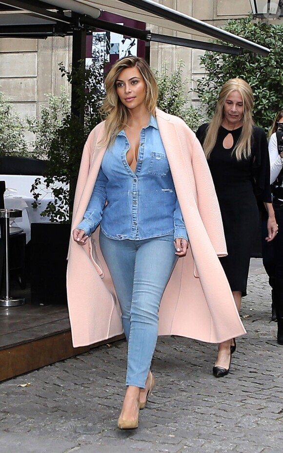 Cet automne, on porte le jean comme Kim Kardashian, version total look