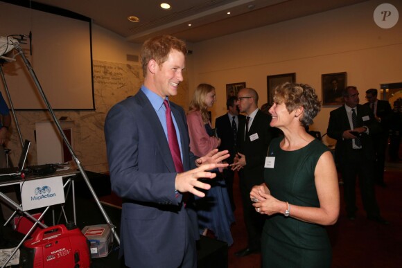 Le prince Harry, très expressif, à la Royal Society de Londres le 26 septembre 2013 pour une soirée au profit de MapAction, dont il est le parrain.