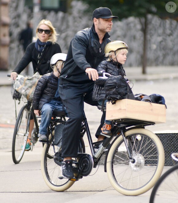 Naomi Watts, Liev Schreiber et leurs enfants Alexander et Samuel sur la route de l'école à New York le 26 septembre 2013