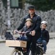 Naomi Watts, Liev Schreiber et leurs enfants Alexander et Samuel sur la route de l'école à New York le 26 septembre 2013