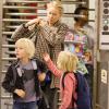 Naomi Watts et ses deux enfants Alexander et Samuel sur la route de l'école dans le métro à New York le 25 septembre 2013