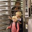 Naomi Watts et ses deux enfants Alexander et Samuel sur la route de l'école dans le métro à New York le 25 septembre 2013
