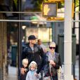 Naomi Watts, Liev Schreiber et leurs enfants Alexander et Samuel sur la route de l'école à New York le 20 septembre 2013