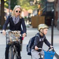 Naomi Watts : En métro ou à vélo, maman écolo avec sa petite famille