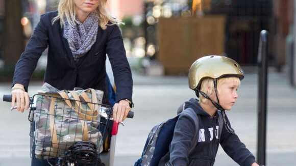 Naomi Watts : En métro ou à vélo, maman écolo avec sa petite famille