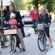Naomi Watts, Liev Schreiber et leurs enfants Alexander et Samuel sur la route de l'école à New York le 19 septembre 2013