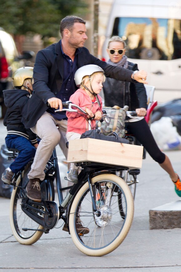 Naomi Watts, Liev Schreiber et leurs enfants Alexander et Samuel sur la route de l'école à New York le 18 septembre 2013